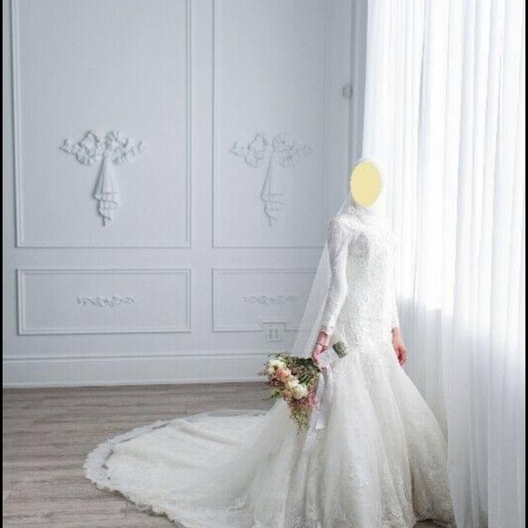 Wedding Dress - Picture 1 of 8